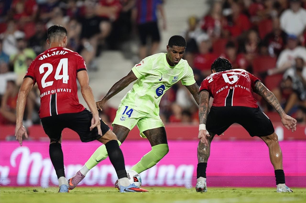 巴萨神锋西甲首秀就这？替补席都坐不稳的水平，巴萨买错人了