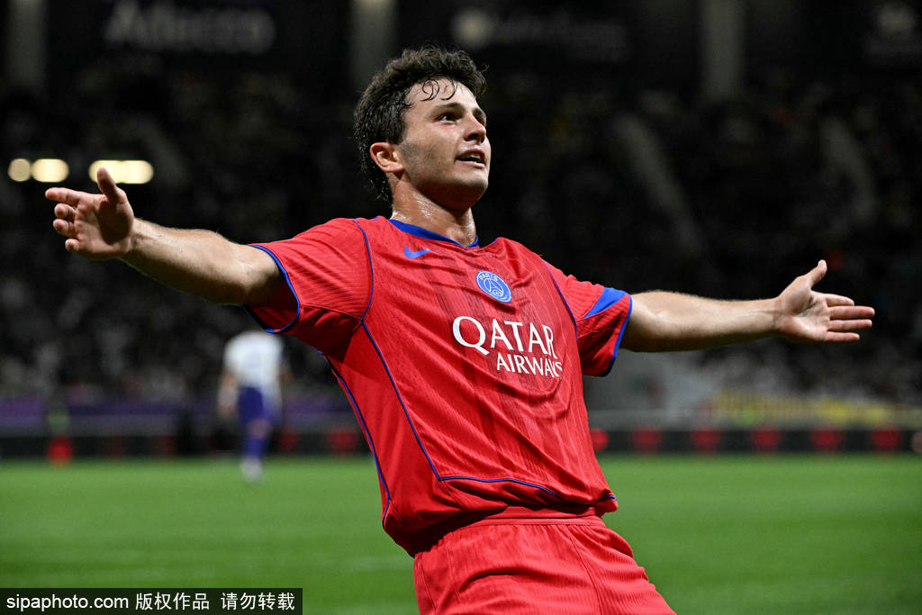 法甲-内维斯戴帽登贝莱2射1传 巴黎6-3图卢兹夺三连胜