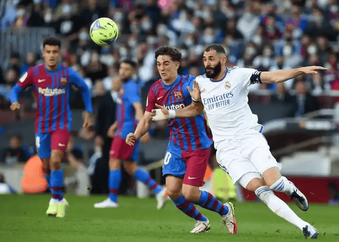 西甲巅峰对决：比利亚雷亚尔VS皇马——积分榜次席之争的战术博弈